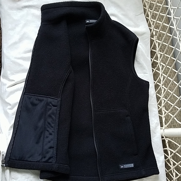 REI Black Fleece Vest, Med. - Picture 6 of 6